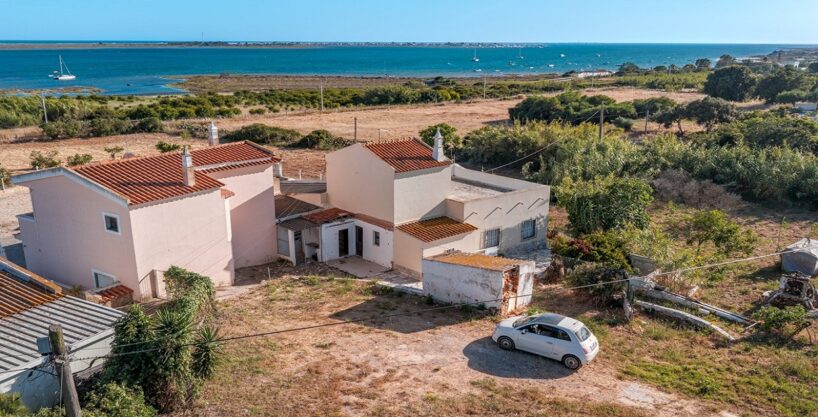 Sea front property for renovation in Fuzeta, East Algarve 2