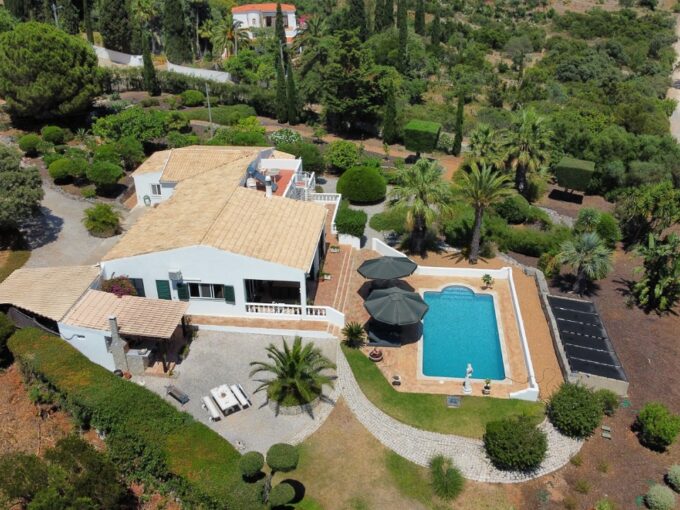 Sea view 4 bed villa in Quinta das Raposeiras, Santa Barbara 1