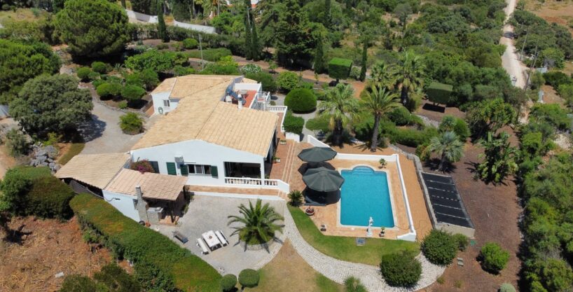 Sea view 4 bed villa in Quinta das Raposeiras, Santa Barbara 1