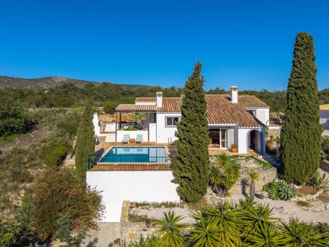 Sea view villa with pool in Moncarapacho, East Algarve 1