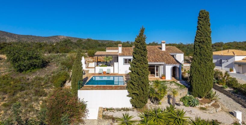 Sea view villa with pool in Moncarapacho, East Algarve 1