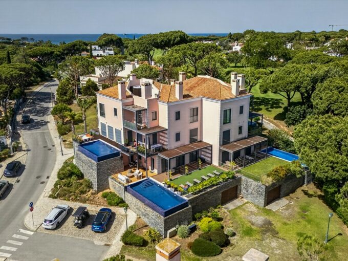 Top floor 2 bed apartment with roof terrace in Vale do Lobo 1