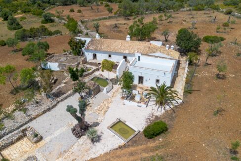 Traditional villa for renovation and land in Goldra, Loule 1