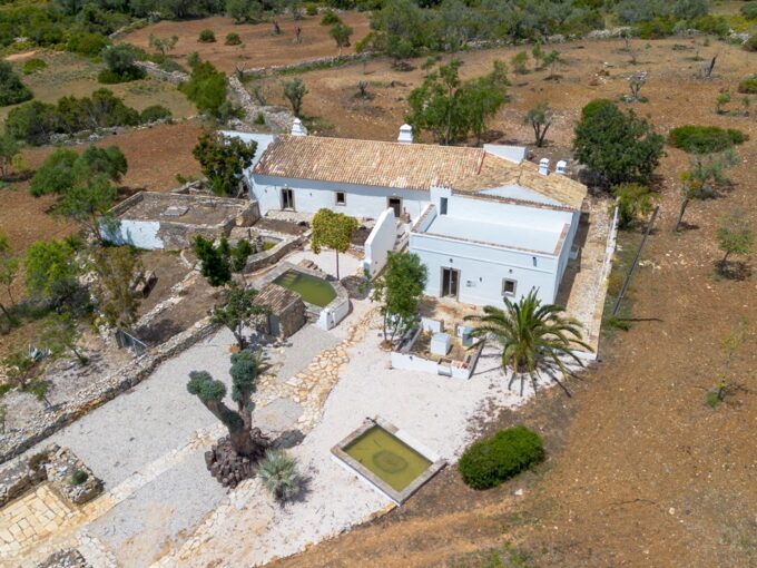 Traditional villa for renovation and land in Goldra, Loule 1