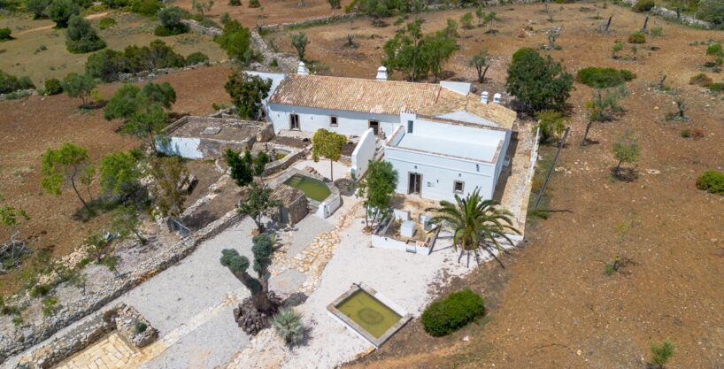 Traditional villa for renovation and land in Goldra, Loule 1