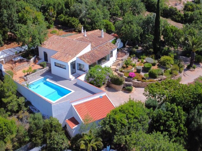 Traditional villa for sale in Quinta das Raposeiras 1