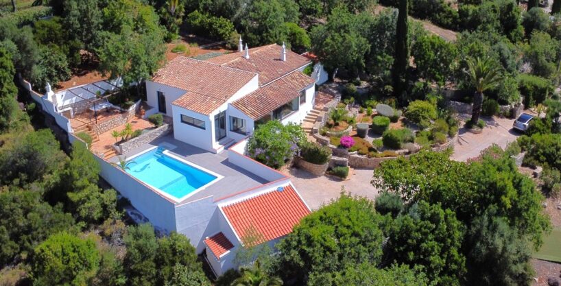 Traditional villa for sale in Quinta das Raposeiras 1
