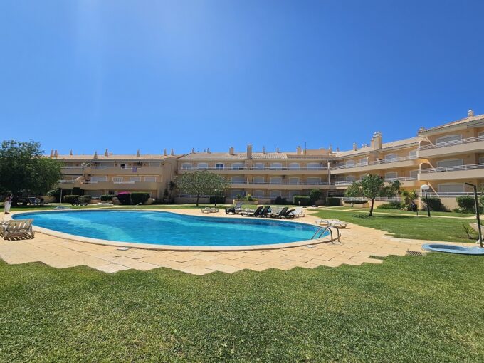 2 bed apartment for sale in Vilamoura, Algarve 1