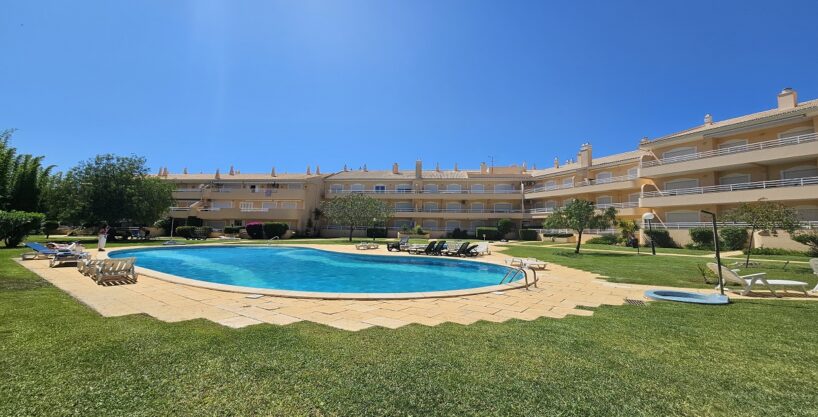 2 bed apartment for sale in Vilamoura, Algarve 1