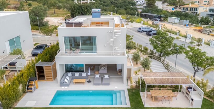 3 bed modern contemporary villa in Santa Barbara de Nexe, Algarve 1
