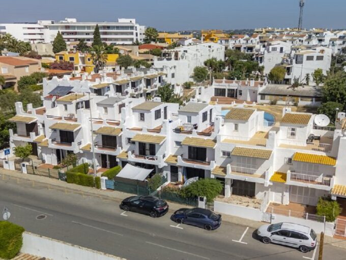 3 bed townhouse with roof terrace in Lagos, Algarve 1