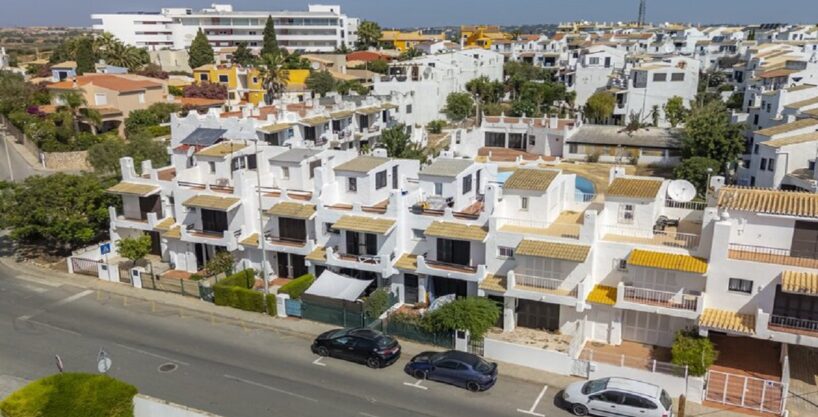 3 bed townhouse with roof terrace in Lagos, Algarve 1