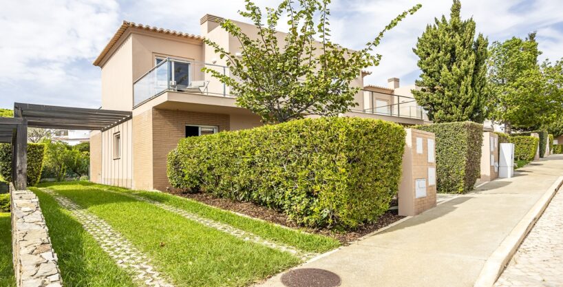 3 bed townhouse with shared pool in Carvoeiro, Algarve 1