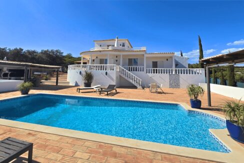 3 bed villa with stunning views in Funchais, Sao Bras de Alportel 1