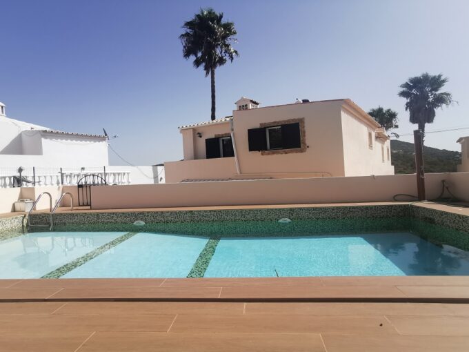 4 bed house with pool in Loule, Algarve 1