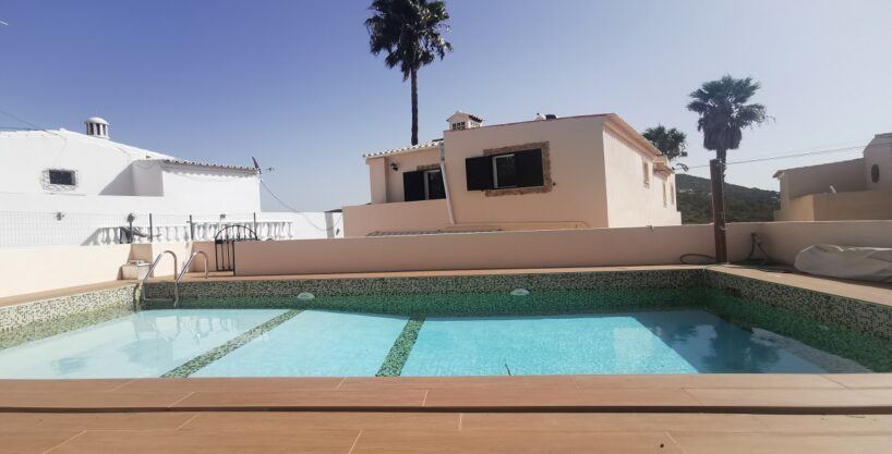 4 bed house with pool in Loule, Algarve 1