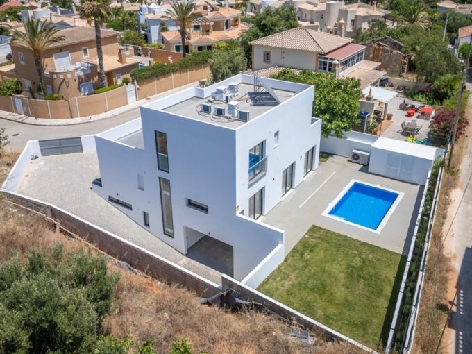 4 bed modern villa with pool in Lagos, Algarve 1