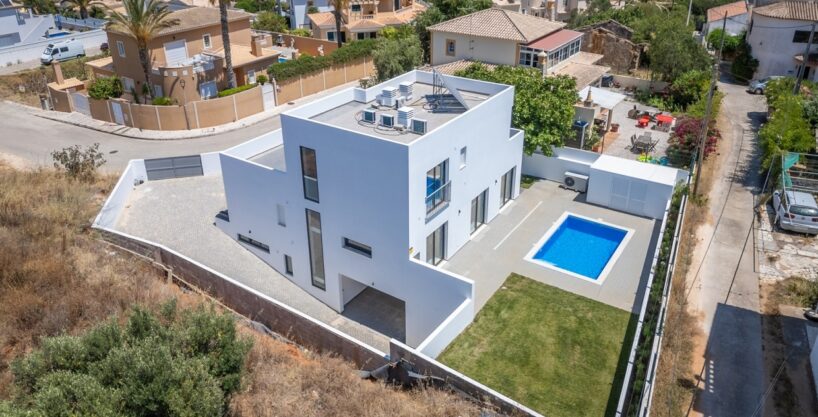 4 bed modern villa with pool in Lagos, Algarve 1