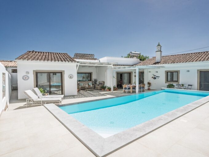 4 bed villa in Santa Barbara de Nexe, Algarve 1