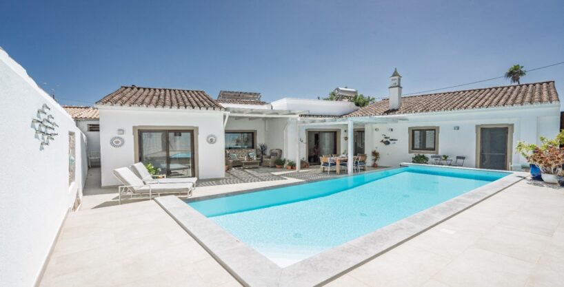 4 bed villa in Santa Barbara de Nexe, Algarve 1