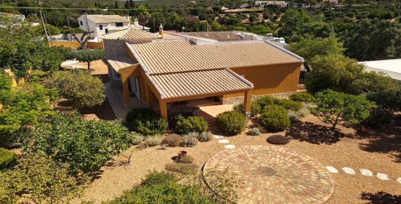 4 bed villa with annexe & garage in Loule, Algarve 1