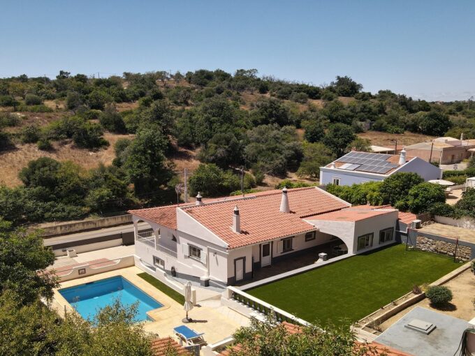 4 bed villa with guest apartment in Boliqueime, Algarve 1