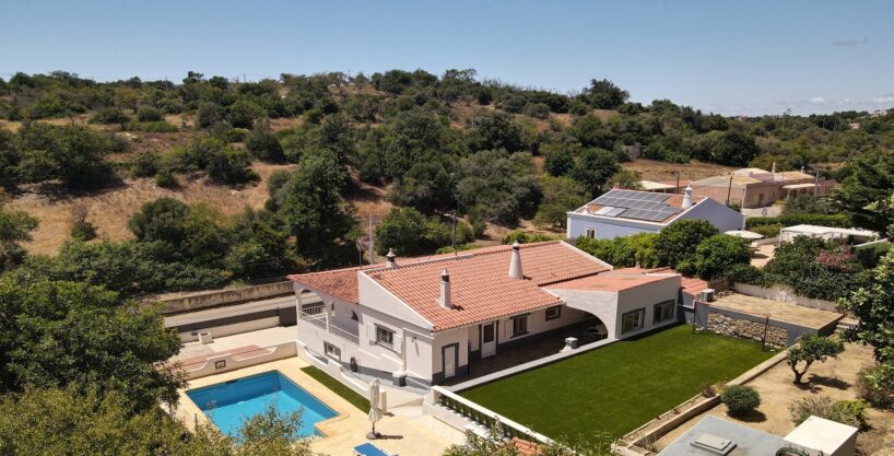 4 bed villa with guest apartment in Boliqueime, Algarve 1