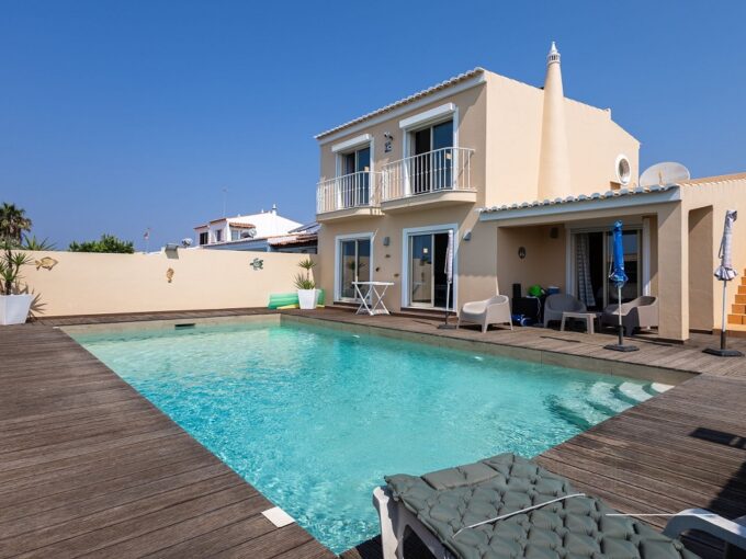 4 bed villa with pool for sale in Lagos, West Algarve 1