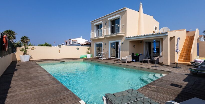 4 bed villa with pool for sale in Lagos, West Algarve 1
