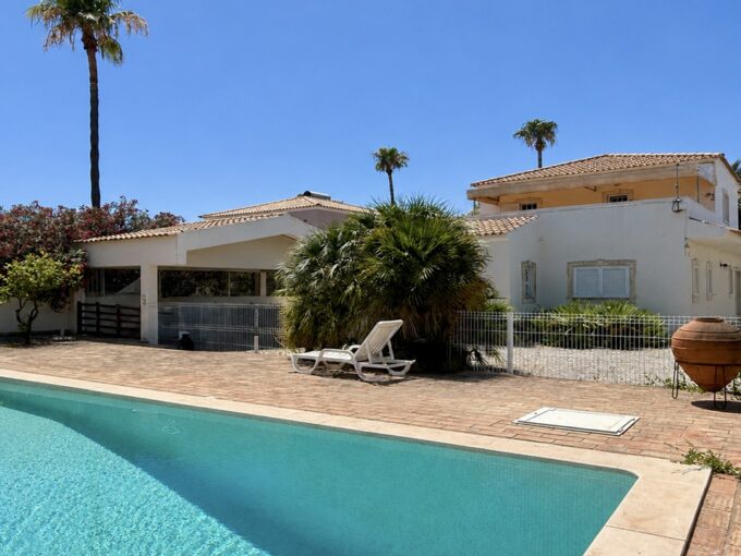 4 bed villa with pool in Almancil 1