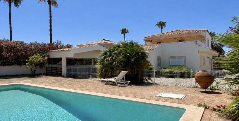 4 bed villa with pool in Almancil 1