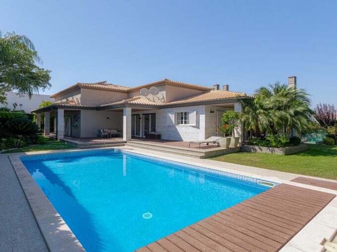 5 bed villa for sale in Olhos de Agua, Algarve 1