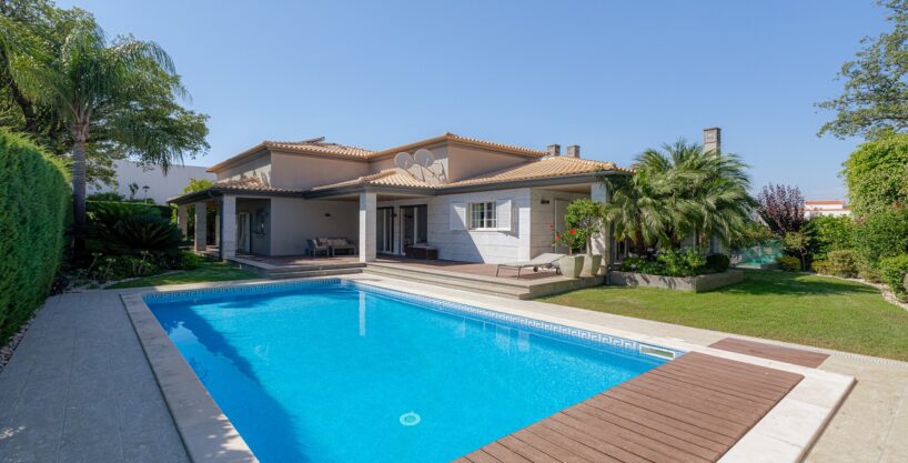 5 bed villa for sale in Olhos de Agua, Algarve 1
