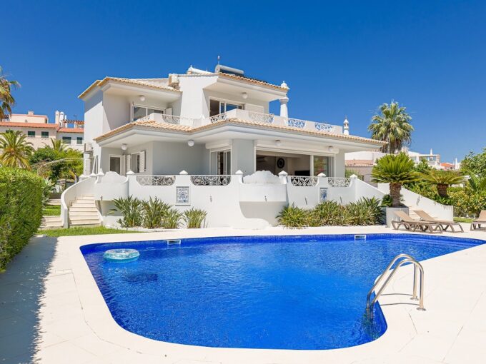 5 bed villa on the golf course in Vilamoura, Algarve 1