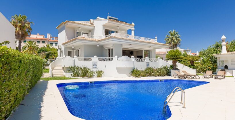 5 bed villa on the golf course in Vilamoura, Algarve 1