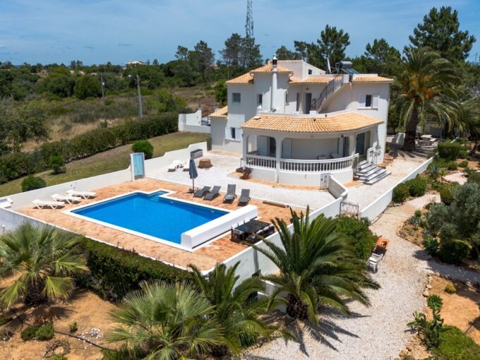 5 bed villa with land and heated pool in Porches, Algarve 1