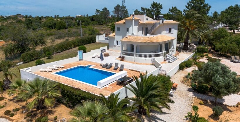 5 bed villa with land and heated pool in Porches, Algarve 1