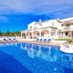 6 bed villa plus annexe with distant sea views in Estoi, Algarve 1