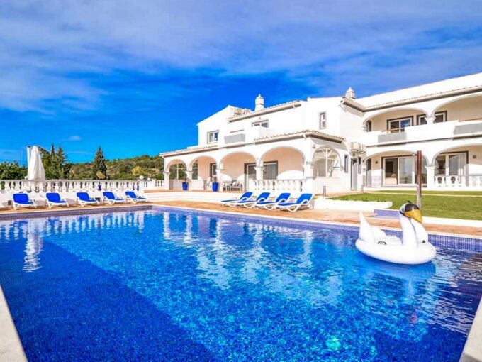6 bed villa plus annexe with distant sea views in Estoi, Algarve 1