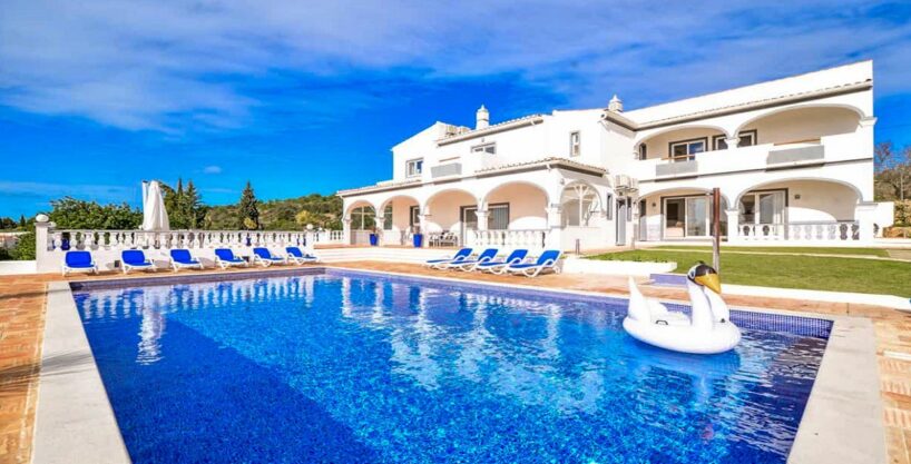 6 bed villa plus annexe with distant sea views in Estoi, Algarve 1