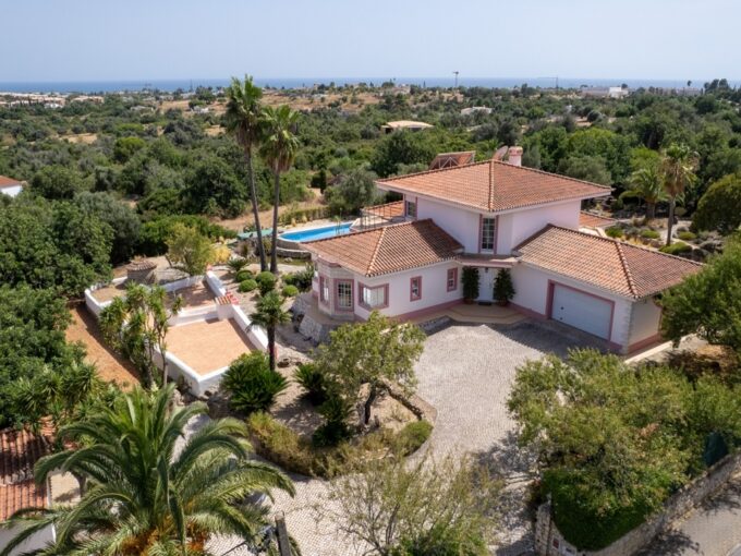 Detached villa for sale in Sesmarias, Carvoeiro, Algarve 1