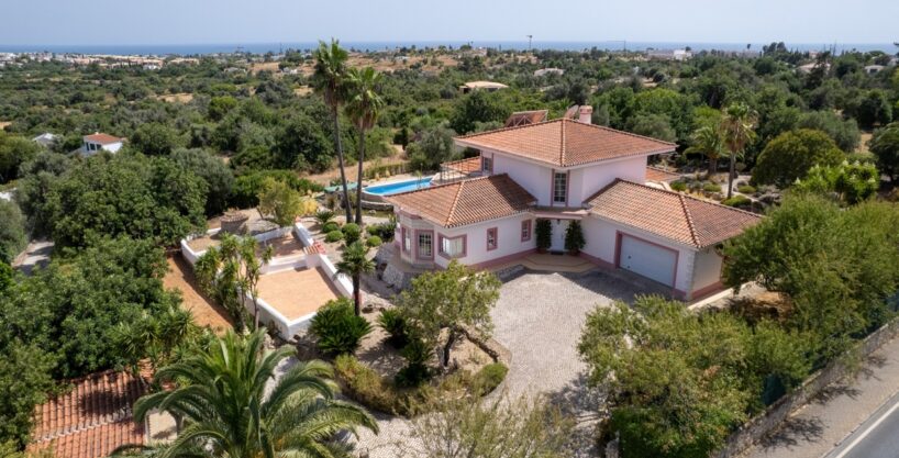 Detached villa for sale in Sesmarias, Carvoeiro, Algarve 1