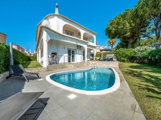 Golf front line 4 bed villa in Vilamoura, Algarve 1