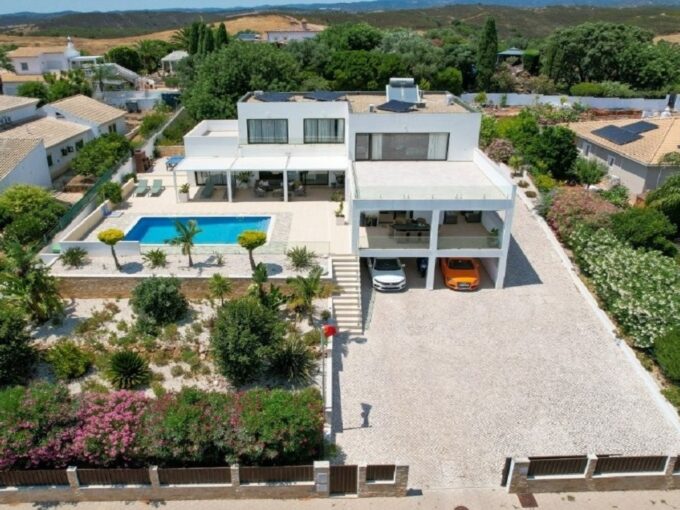 Modern 4 bed villa for sale in Portimao, Algarve 1