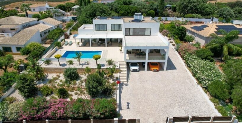Modern 4 bed villa for sale in Portimao, Algarve 1