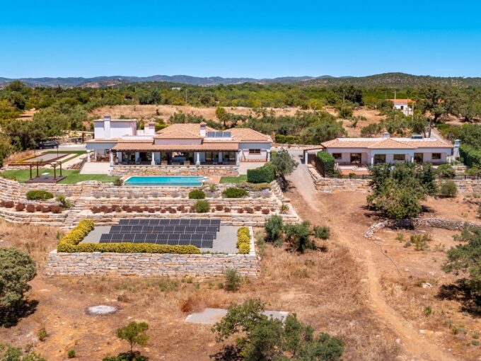 Property estate 4 bed villa, 2 bed villa, studio apartment in Moncarapacho 1