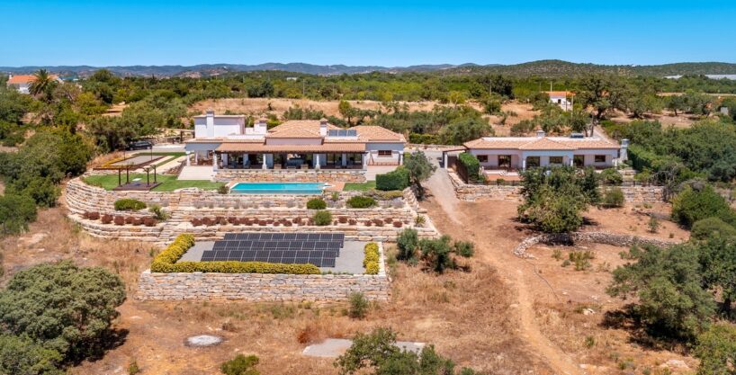 Property estate 4 bed villa, 2 bed villa, studio apartment in Moncarapacho 1