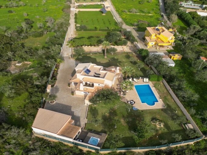 Renovated 4 bed villa for sale in Armacao de Pera, Central Algarve 1