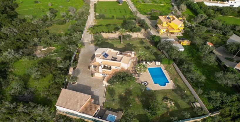 Renovated 4 bed villa for sale in Armacao de Pera, Central Algarve 1
