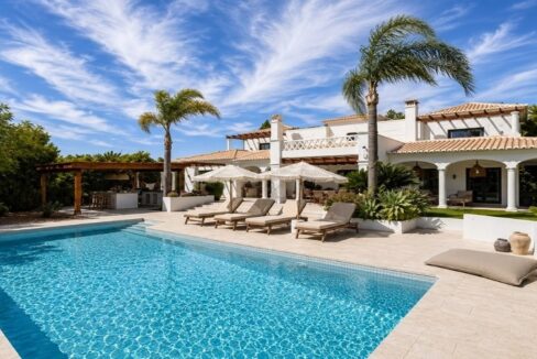 Renovated luxury 4 bedroom villa for Sale in Carvoeiro, Algarve 1